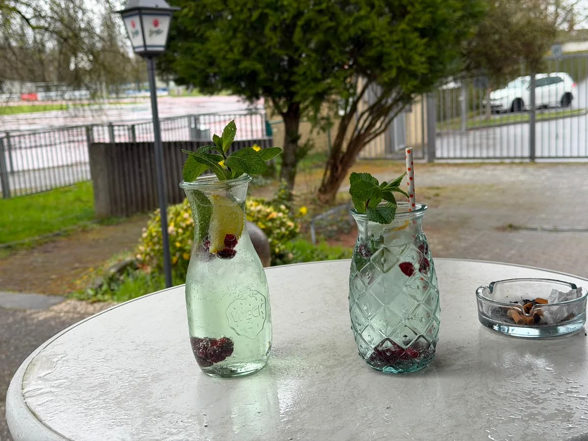 Frisch gemixte Cocktails an der Bar der Gaststätte Luciano.