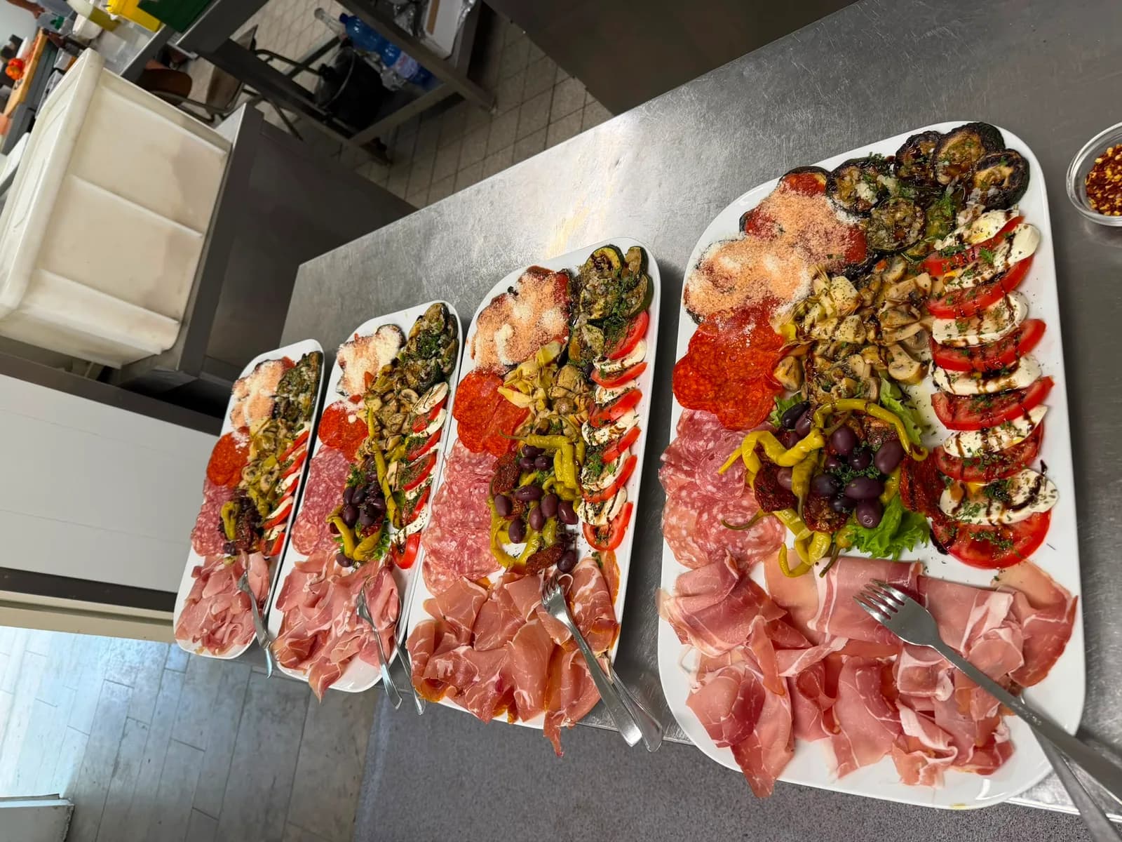 Herzhafte Wurstplatte mit Beilagen – deutsch-italienische Küche.