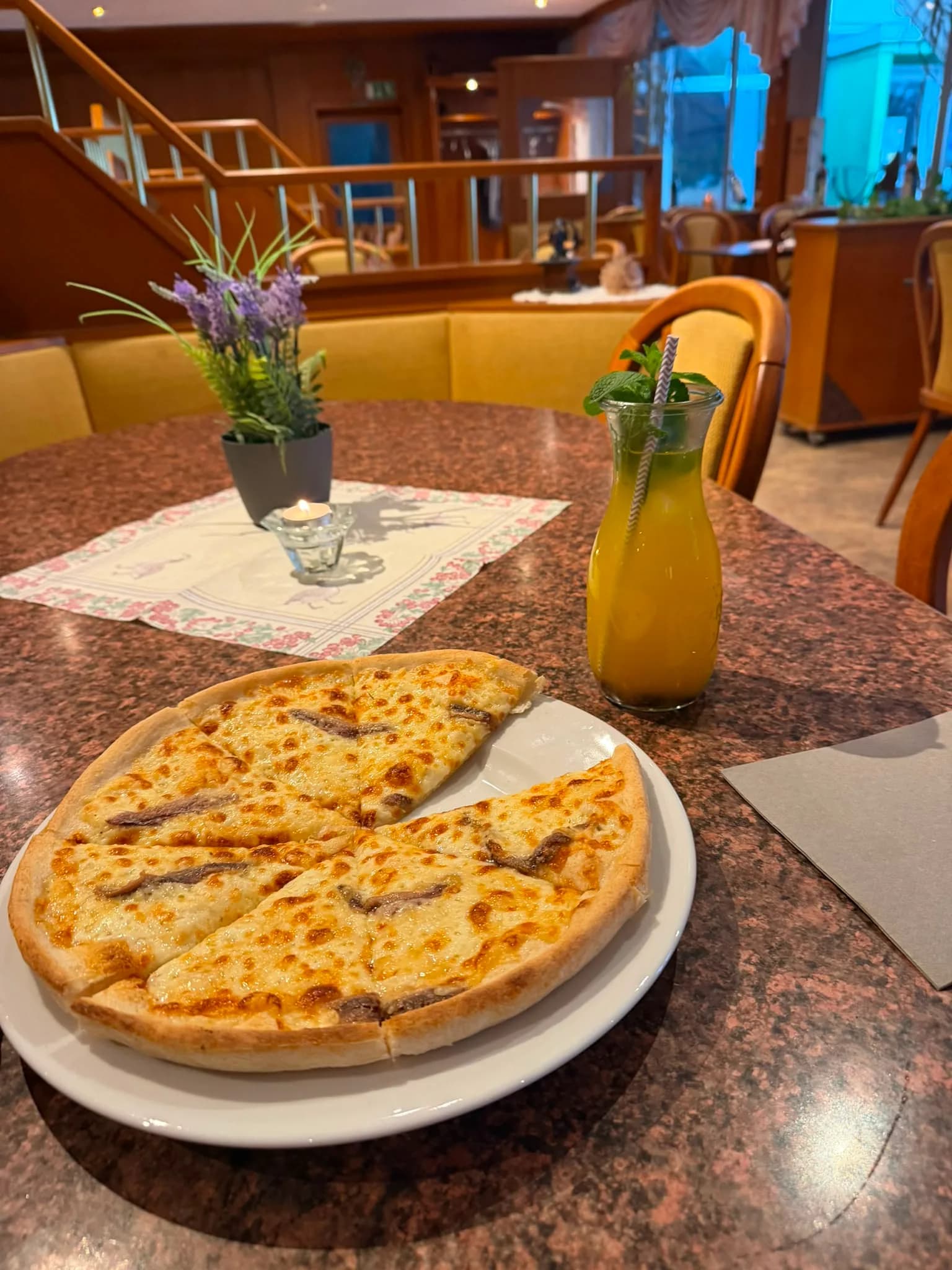 Frisch aus dem Ofen: knusprige Pizza der Gaststätte Luciano.