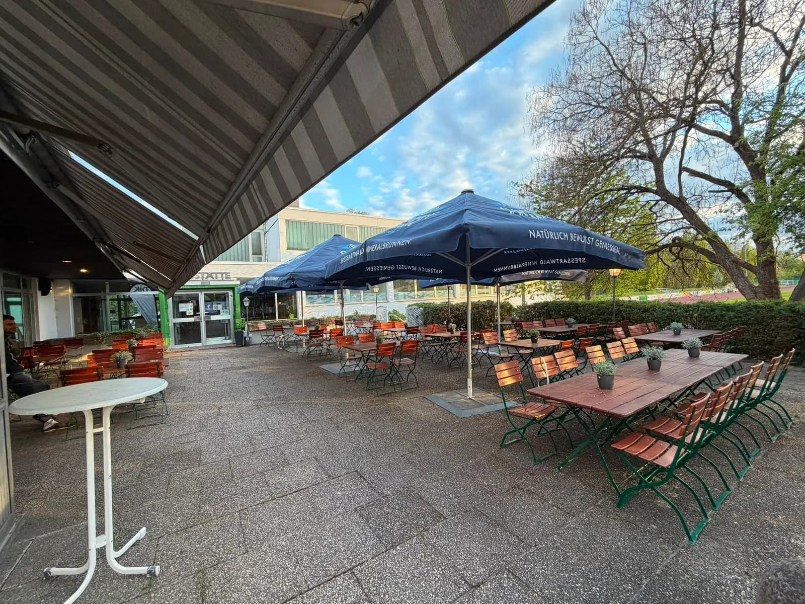 Lauschiger Abend im Biergarten der Gaststätte Luciano.